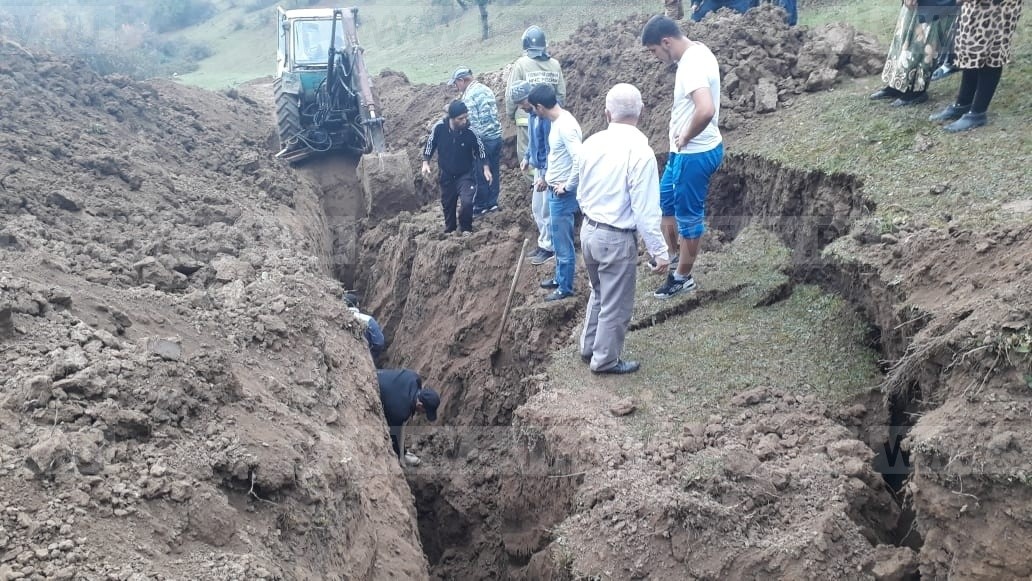 Рабочие пострадали при обвале грунта в ходе земельных работ в Дагестане — фото