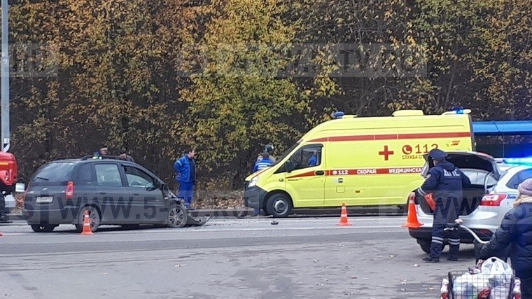 Женщина погибла в результате столкновения скорой и иномарки в Подмосковье