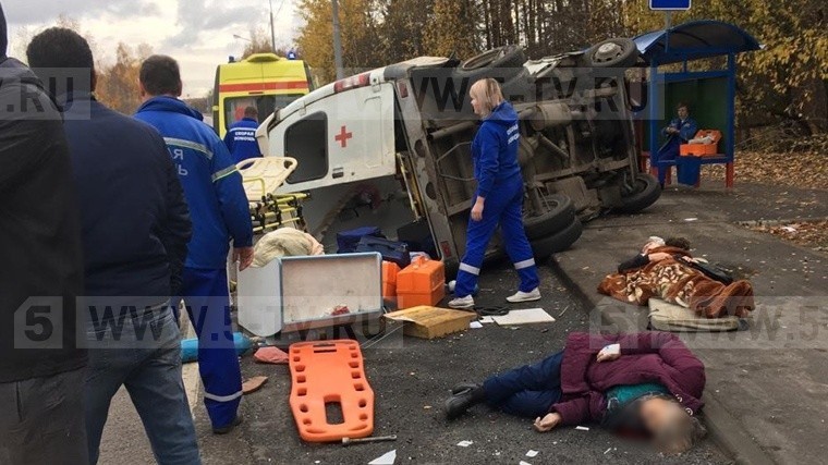 Женщина погибла в результате столкновения скорой и иномарки в Подмосковье