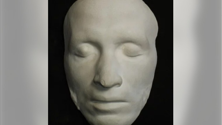 Петербуржец продает в интернете посмертную маску Пушкина