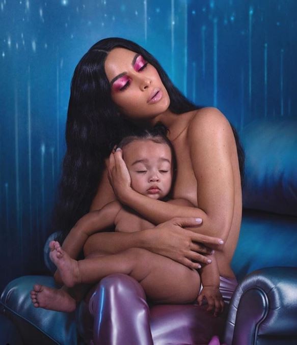 Ким Кардашьян сняла свою 9-месячную дочь полностью голой в рекламе теней для век