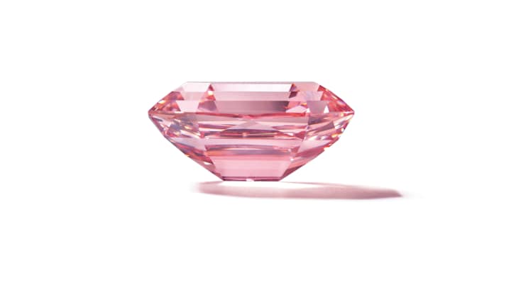 Редчайший розовый бриллиант ушел с молотка за рекордные 3,4 миллиарда рублей