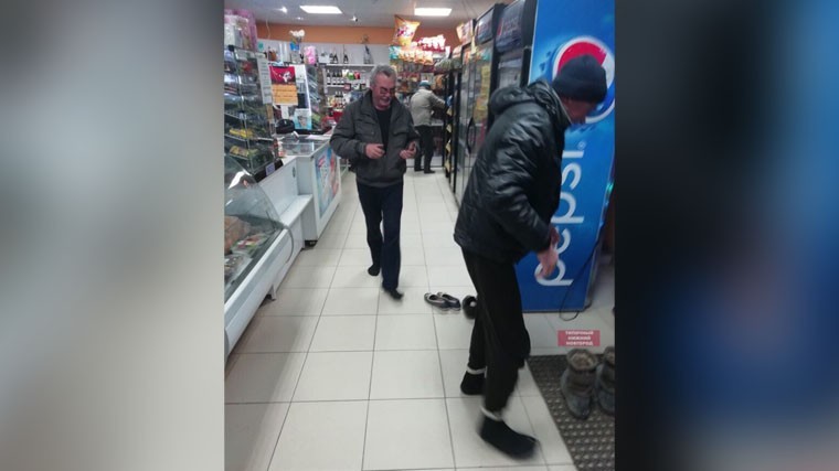 Фото: уборщица магазина заставила покупателей ходить босиком