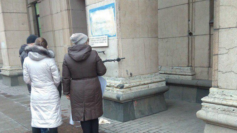 В центре Петербурга вандалы закрасили блокадную надпись