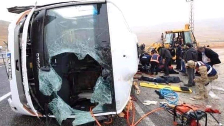 В Турции перевернулся рейсовый автобус, погибли 7 человек, 15 пострадали — видео
