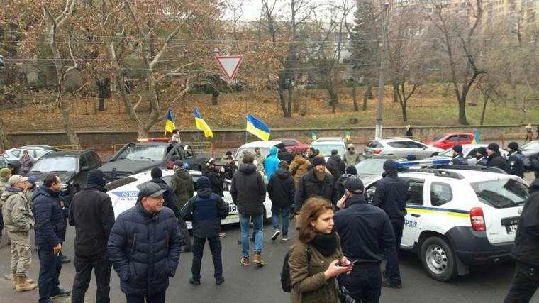 Украинские радикалы осаждают российские консульства в Одессе и Харькове