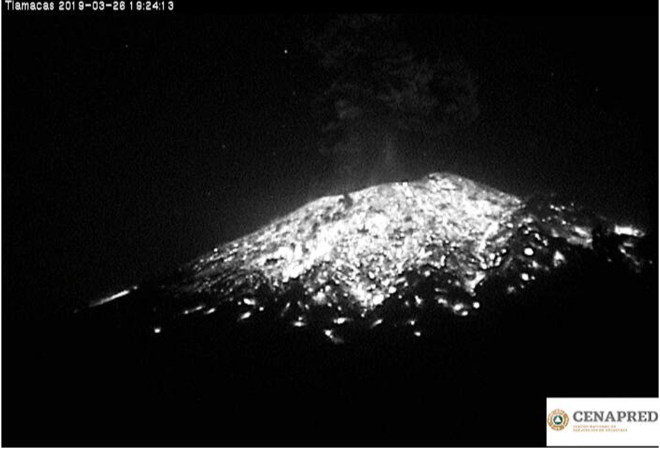 «Гром гремит, земля трясется»: Видео извержения вулкана Попокатепетль в Мексике