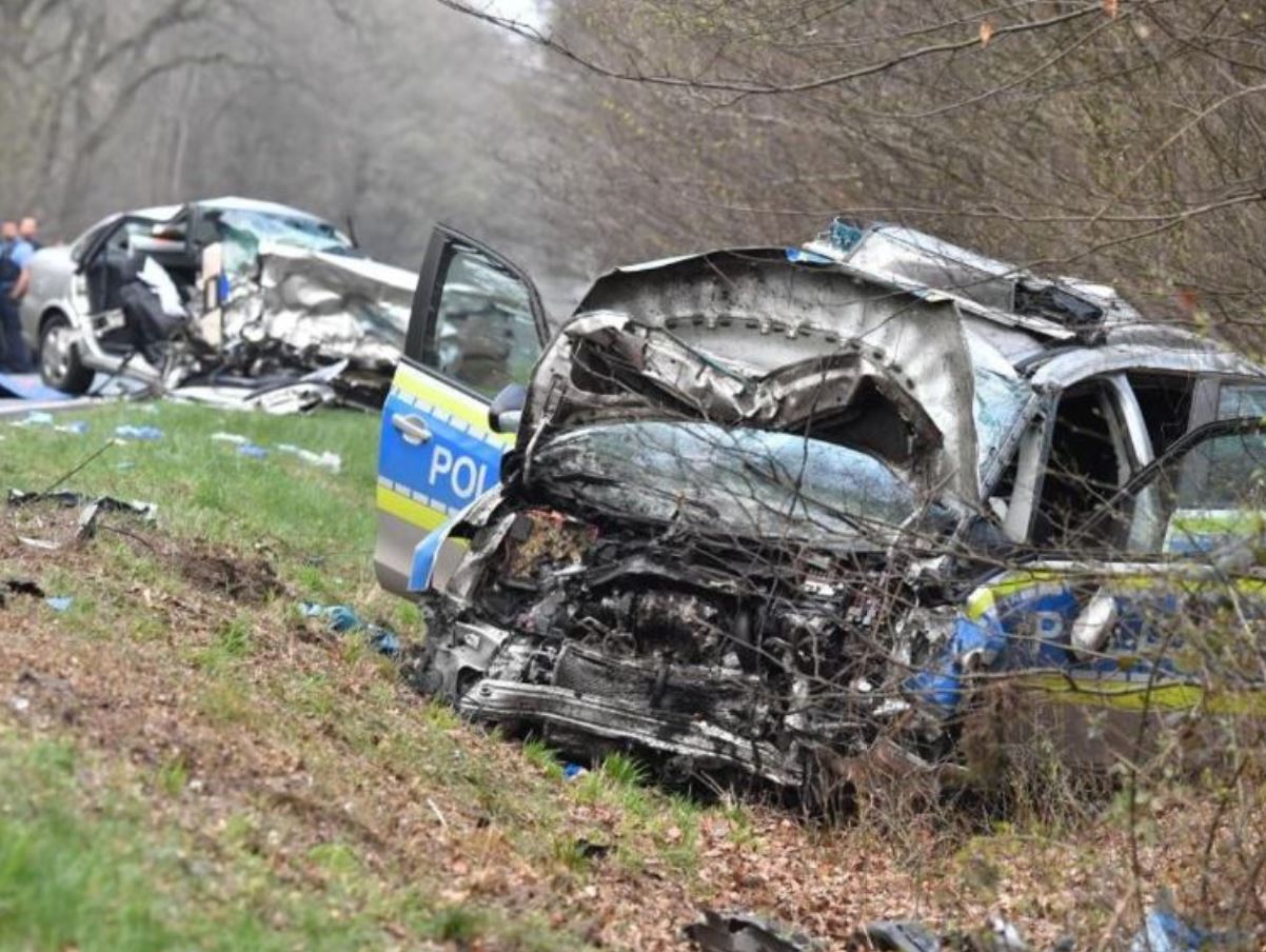 Немецкие полицейские попали в смертельное ДТП на пути к месту авиакатастрофы