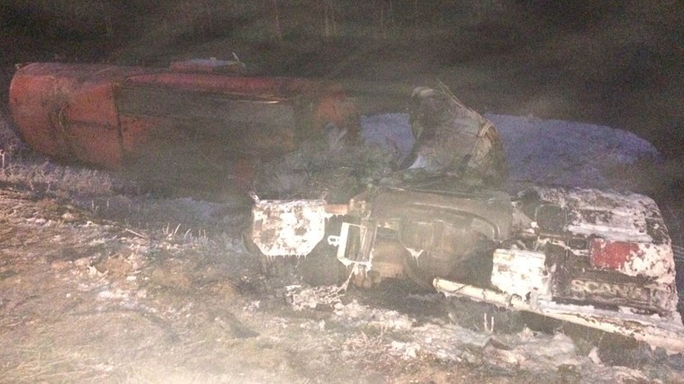 Фото с места огненного ДТП нефтевоза и легковушки под Самарой