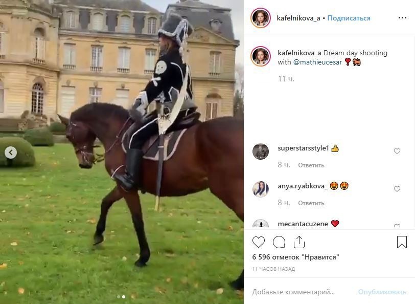 Алеся Кафельникова в гусарской форме прокатилась на лошади — видео