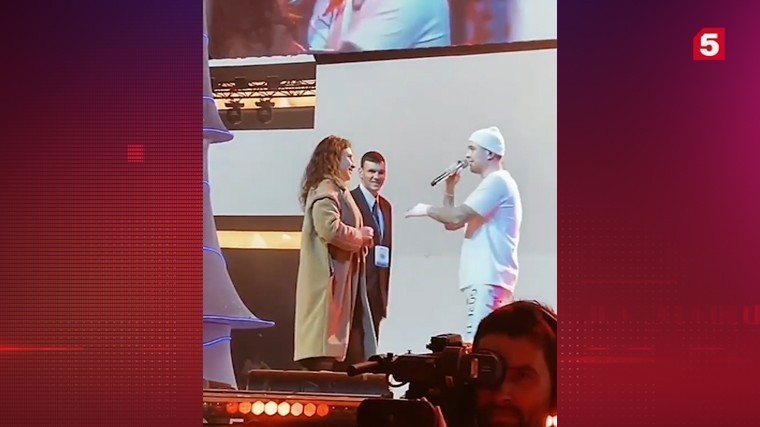 Фанатка атаковала Егора Крида во время его выступления