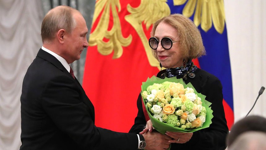 Владимир Путин награждает Инну Чурикову в Кремле, 2018 год