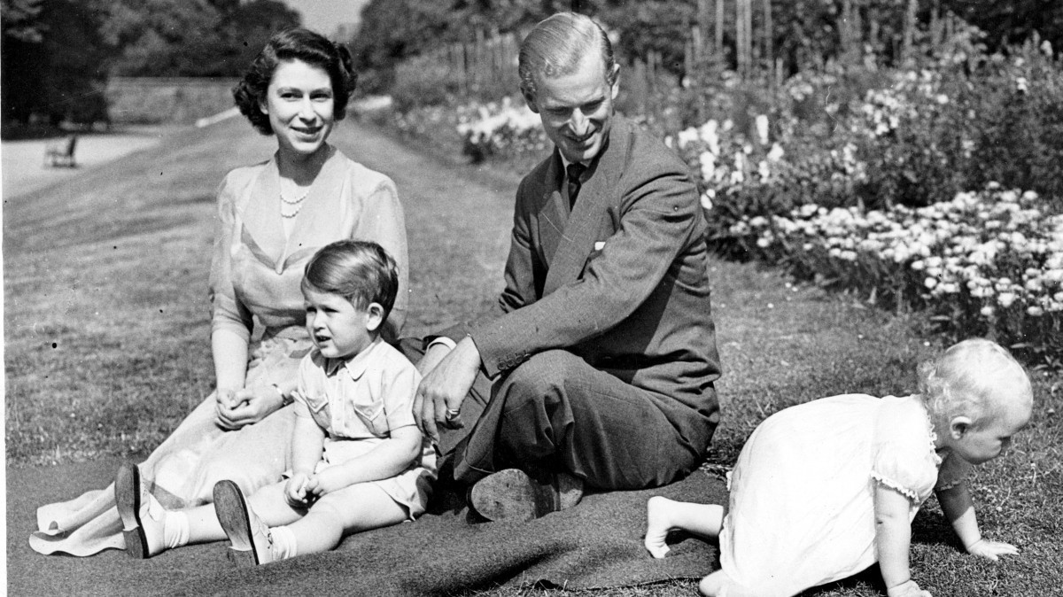 На фото старший сын Елизаветы II Чарльз и принцесса Анна. Кстати, принц Чарльз также побил рекорд: он стал самым великовозрастным наследником престола. 