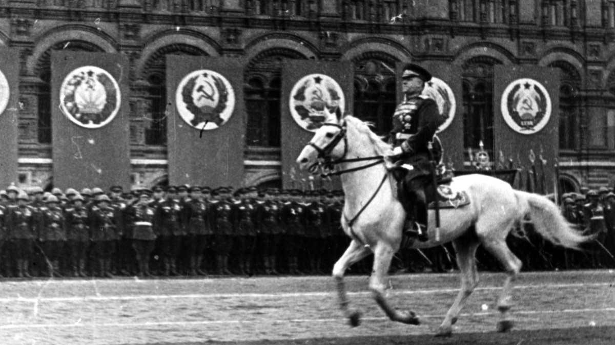 Маршал Георгий Жуков на коне во время начала Парада Победы 24 июня 1945-го.