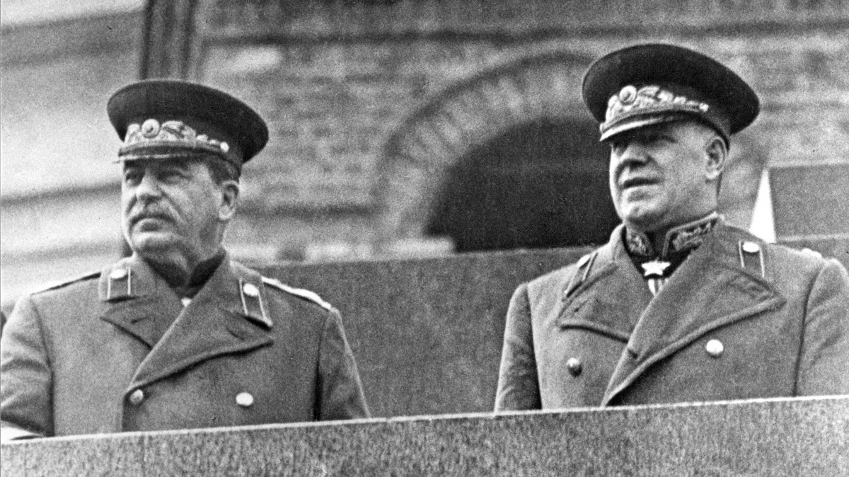 Иосиф Сталин и маршал Георгий Жуков на трибуне во время Парада Победы 24 июня 1945-го.