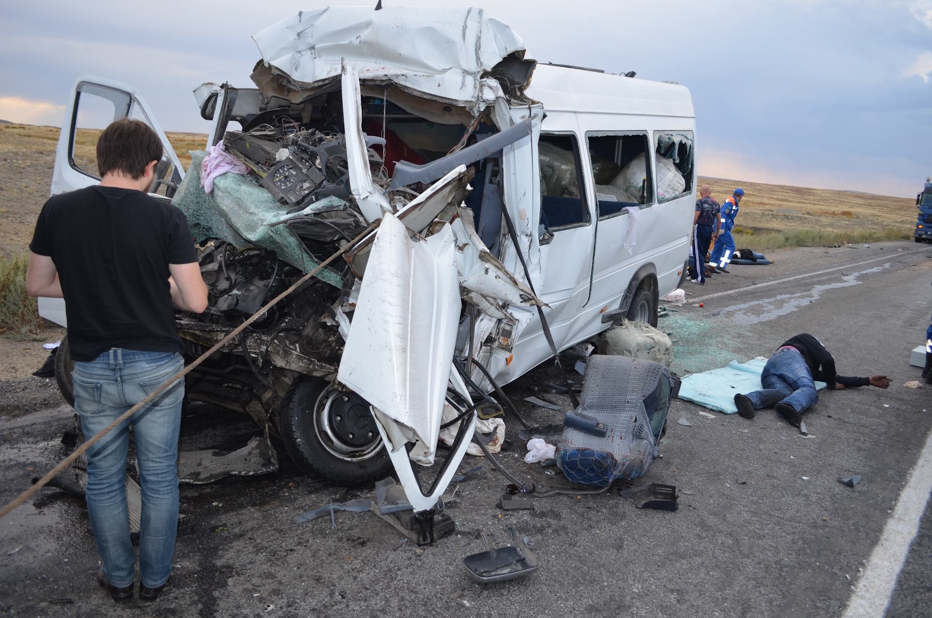 трассе Алматы-Астана. Водитель маршрутки уснул и залетел под грузовик. Три трупа, 12 раненых. 
