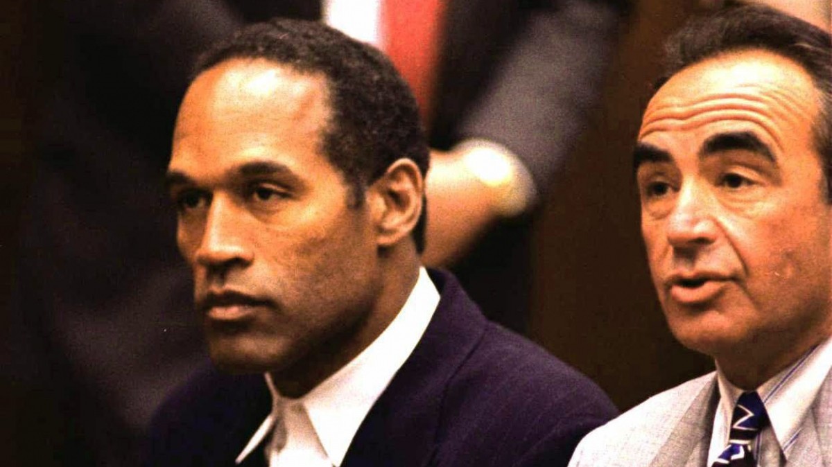 О.Джей Симпсон и его адвокат Роберт Шапиров во время судебного процесса в январе 1995-го.
