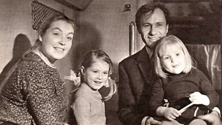 Василий Шукшин и Лидия Федосеева-Шукшина с дочерьми Марией и Ольгой 
