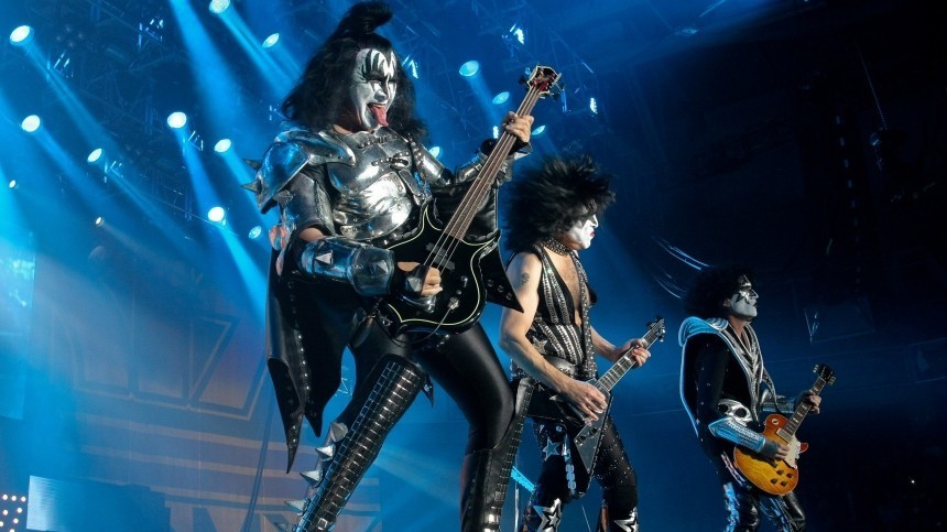 Группа Kiss выступает в Канаде на стадионе General Motors Centre, 2009 год. 