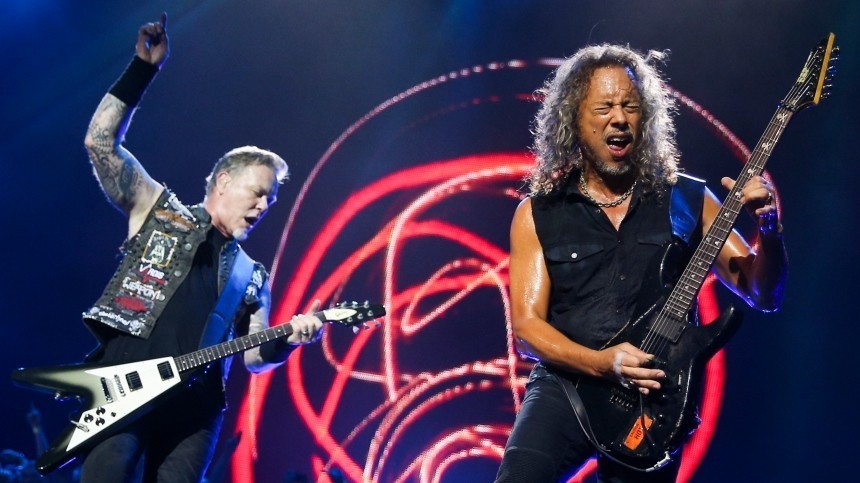 Metallica Джеймс Хэтфилд и соло-гитарист американской группы Metallica Кирк Ли Хэмметт (слева направо) во время выступления в спорткомплексе "Олимпийский"