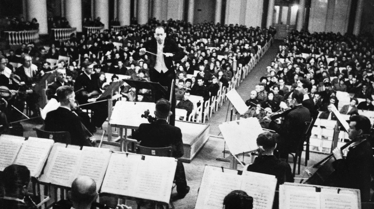Большой зал Ленинградской филармонии во время исполнения седьмой симфонии Дмитрия Шостаковича 9 августа 1942-го