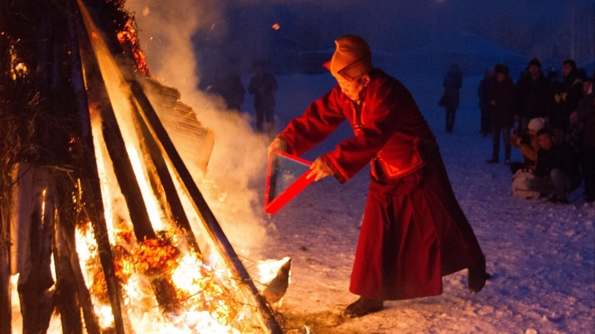 Проведение ритуала после молебна «Дугжууба» в Новосибирске. 