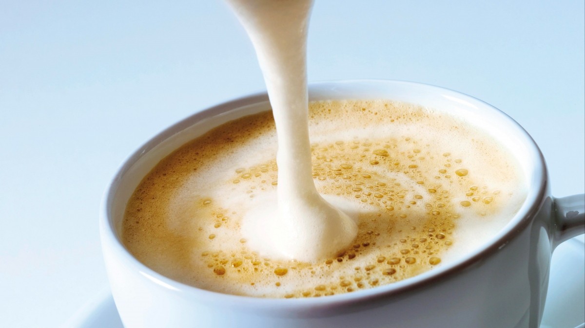 Легенда гласит, что добавлять молоко в кофе взбивать пенку начали римские монахи-капуцины в XVI веке.