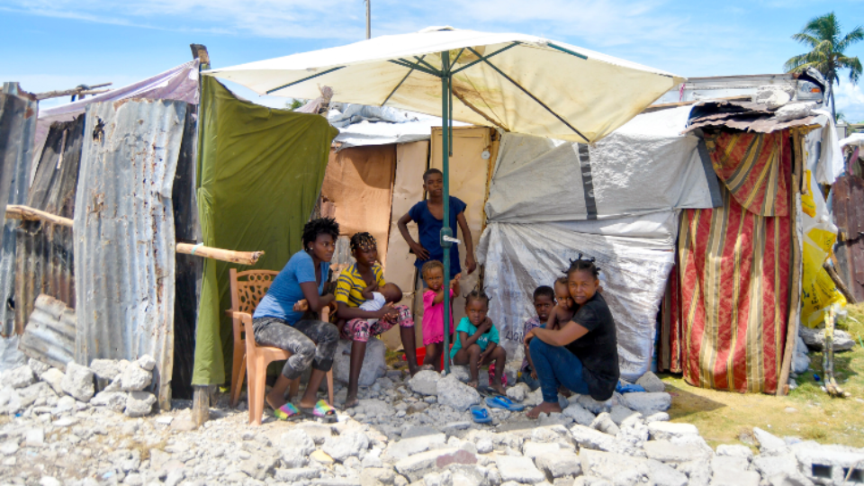 Многие жители пострадавших районов Гаити лишились домов.