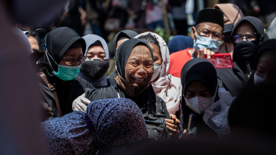 Родственники погибших пассажиров Боинга 737-500 в Индонезии.